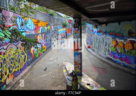 London, UK, 23. September 2014, Leake Street Graffiti Tunnel. Unteren Marsh ist eine Straße im Stadtteil "Waterloo" von London, England. Es ist neben dem Bahnhof Waterloo in London Borough of Lambeth. Es ist die Position des unteren Marsh-Markt. Stockfoto