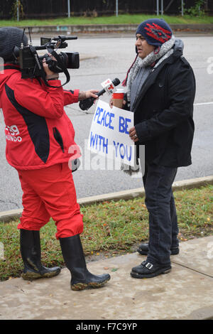 Irving, Texas, USA. 28. November 2015. Hispanic TV-Reporter interviewen ein Demonstrant außerhalb eines Irving-Moschee an der Kundgebung für den Frieden. Bildnachweis: Brian Humek/Alamy Live-Nachrichten Stockfoto