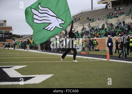 Denton, Texas, USA. 28. November 2015. 28. November 2015: North Texas bedeutet grün Cheerleader führen während der NCAA Football-Spiel zwischen UTEP Vs UNT Apogee-Stadion in Denton, Texas. © Jp Weber/ZUMA Draht/Alamy Live-Nachrichten Stockfoto