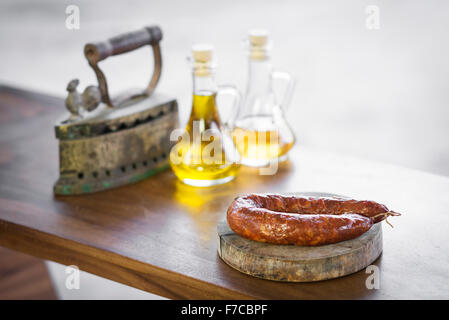 spanischen traditionellen Kassler Chorizo Wurst in rustikalem Ambiente Stockfoto