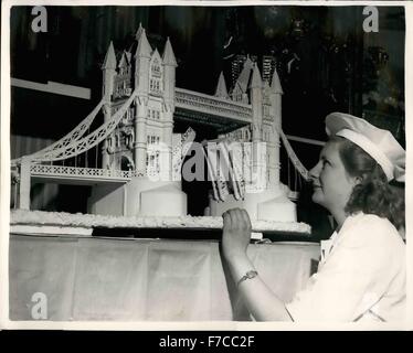 1955 - Eröffnung des Hotels und Catering-Ausstellung. Tower Bridge - in Zucker.: Foto zeigt Suzette Ashley ein Student an der Battersea Polytechnic bewundert ein Modell der Tower Bridge in Zucker - im Hotel und Catering Ausstellung eröffnet heute Morgen bei Olympia. © Keystone Bilder USA/ZUMAPRESS.com/Alamy Live-Nachrichten Stockfoto