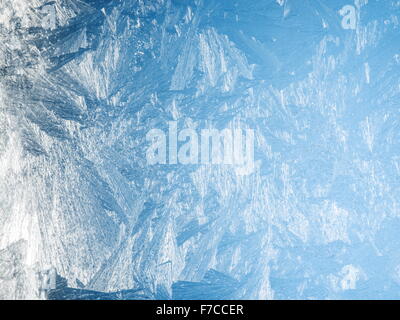 Eiskristalle auf der Oberfläche des Fensters. Stockfoto