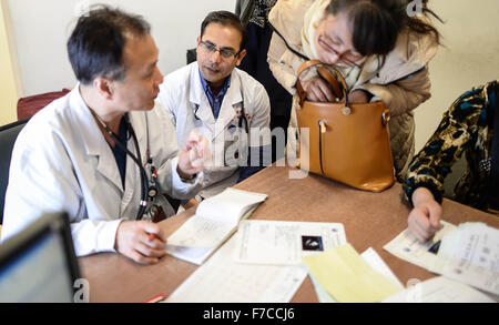 (151129)--CHANGCHUN, 29. November 2015 (Xinhua)--Kumar Adhikari (2 L), ein Medizinstudent aus Nepal, folgt seinem Doktorvater, ärztliche Untersuchung für Patienten der ersten Krankenhaus der Jilin Universität in Changchun, Hauptstadt des nordöstlichen Chinas Provinz Jilin, 26. November 2015 geben. Adhikari, 30, lebt in China für 10 Jahre, Herz-Kreislauf-Medizin zu studieren. Er ist jetzt Doktorand an der Norman Bethune Health Science Center der Jilin-Universität. Insgesamt 528 ausländische Studierende studierte Medizin in der Mitte, kommen die meisten davon aus Asien und afrikanischen Nationen. (Xinhua/Wang Haofei) (Ry) Stockfoto