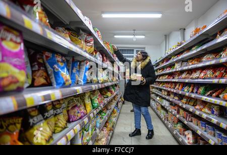 (151129)--CHANGCHUN, 29. November 2015 (Xinhua)--Rambha Kumari Shah, ein Medizinstudent aus Nepal, wählt Lebensmittel in einem Laden in der Nähe der Norman Bethune Health Science Center der Jilin Universität in Changchun, Hauptstadt des nordöstlichen Chinas Provinz Jilin, 26. November 2015. 39-j hrige Rambha Kumari Shah und ihre Tochter Neelam Kumari Shah beide Studymedicine an der Norman Bethune Health Science Center der Jilin-Universität. Die Mutter ist ein Doktorand für Mikrobiologie, die Tochter Meisterschüler für Gastroenterologie. Insgesamt 528 ausländische Studierende studierte Medizin an der Mitte, am meisten von denen c Stockfoto