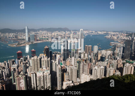 Hong Kong, 20. Februar 2014 Hong Kong-Blick auf den Hafen und die Skyline von Kowloon aus Lugard Road auf den Peak auf Hong Kong Island. Stockfoto