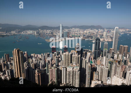 Hong Kong, 20. Februar 2014 Hong Kong-Blick auf den Hafen und die Skyline von Kowloon aus Lugard Road auf den Peak auf Hong Kong Island. Stockfoto