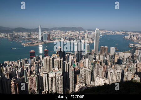 Hong Kong, 20. Februar 2014 Hong Kong-Blick auf den Hafen und die Skyline von Kowloon aus Lugard Road auf den Peak auf Hong Kong Island. Stockfoto