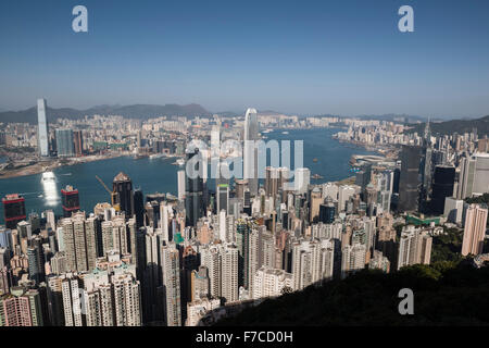 Hong Kong, 20. Februar 2014 Hong Kong-Blick auf den Hafen und die Skyline von Kowloon aus Lugard Road auf den Peak auf Hong Kong Island. Stockfoto