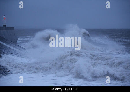 Riesige Wellen Peitschen die Küste bei Porthcawl, South Wales, UK, am Sonntagmorgen, 15. November 15 Stockfoto
