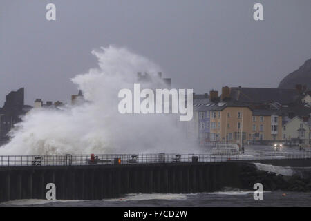 Aberystwyth, Wales, UK. 29. November 2015. Ein Tiefdruckgebiet Wetter bringt riesige Wellen zerschlagen im Meer Wände in Aberystwyth. Da nähert sich Sturm Clodagh Winde erreichen Geschwindigkeiten zwischen 60-70 km/h. © Jon Freeman/Alamy News Stockfoto