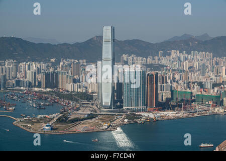 Hong Kong, 20. Februar 2014 Hong Kong-Blick auf den Hafen und die Skyline von Kowloon aus Lugard Road auf den Peak auf Hong Kong Island. Stockfoto