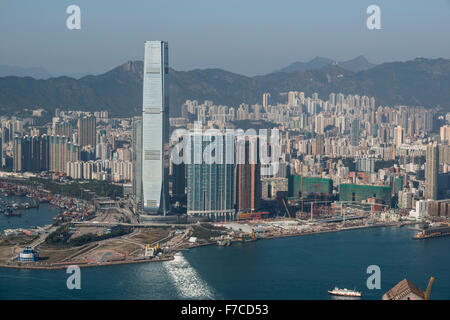 Hong Kong, 20. Februar 2014 Hong Kong-Blick auf den Hafen und die Skyline von Kowloon aus Lugard Road auf den Peak auf Hong Kong Island. Stockfoto