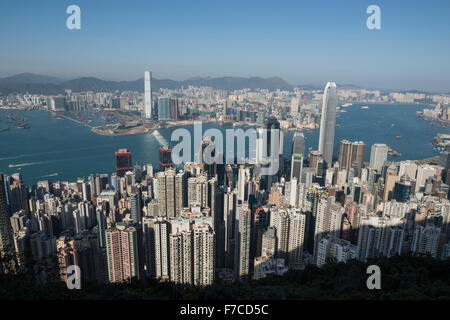 Hong Kong, 20. Februar 2014 Hong Kong-Blick auf den Hafen und die Skyline von Kowloon aus Lugard Road auf den Peak auf Hong Kong Island. Stockfoto