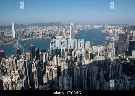 Hong Kong, 20. Februar 2014 Hong Kong-Blick auf den Hafen und die Skyline von Kowloon aus Lugard Road auf den Peak auf Hong Kong Island. Stockfoto