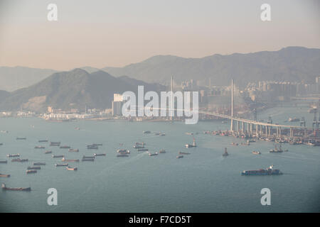 Hong Kong, 20. Februar 2014 Hong Kong-Blick auf den Hafen und die Skyline von Kowloon aus Lugard Road auf den Peak auf Hong Kong Island. Stockfoto