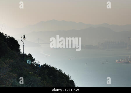 Hong Kong, 20. Februar 2014 Hong Kong-Blick auf den Hafen und die Skyline von Kowloon aus Lugard Road auf den Peak auf Hong Kong Island. Stockfoto