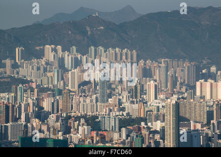 Hong Kong, 20. Februar 2014 Hong Kong-Blick auf den Hafen und die Skyline von Kowloon aus Lugard Road auf den Peak auf Hong Kong Island. Stockfoto