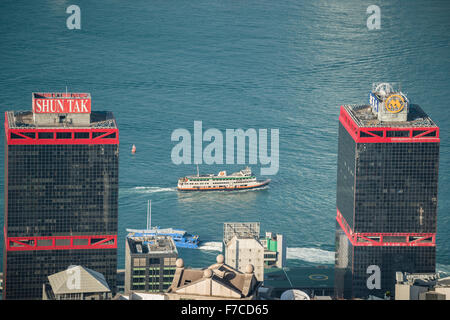 Hong Kong, 20. Februar 2014 Hong Kong-Blick auf den Hafen und die Shun Tak Centre mit dem Macau Ferry Pier auf Hong Kong Island Stockfoto