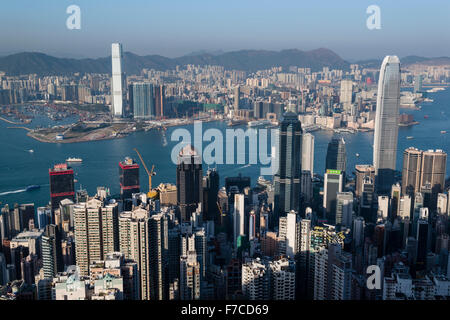 Hong Kong, 20. Februar 2014 Hong Kong-Blick auf den Hafen und die Skyline von Kowloon aus Lugard Road auf den Peak auf Hong Kong Island. Stockfoto
