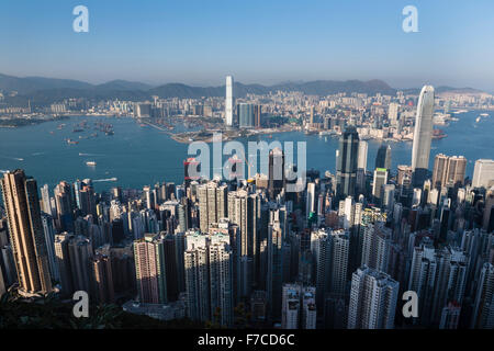 Hong Kong, 20. Februar 2014 Hong Kong-Blick auf den Hafen und die Skyline von Kowloon aus Lugard Road auf den Peak auf Hong Kong Island. Stockfoto