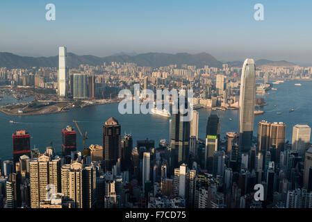 Hong Kong, 20. Februar 2014 Hong Kong-Blick auf den Hafen und die Skyline von Kowloon aus Lugard Road auf den Peak auf Hong Kong Island. Stockfoto