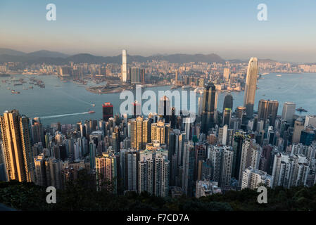 Hong Kong, 20. Februar 2014 Hong Kong-Blick auf den Hafen und die Skyline von Kowloon aus Lugard Road auf den Peak auf Hong Kong Island. Stockfoto