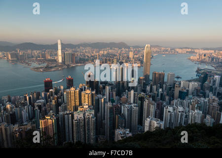 Hong Kong, 20. Februar 2014 Hong Kong-Blick auf den Hafen und die Skyline von Kowloon aus Lugard Road auf den Peak auf Hong Kong Island. Stockfoto