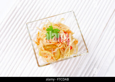 Sauerkraut-Salat in eine kleine Glasschale Stockfoto