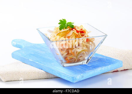 Sauerkraut-Salat in eine kleine Glasschale Stockfoto