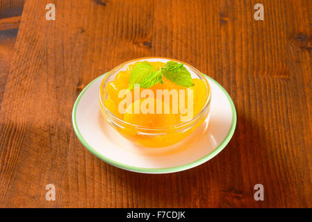 Schüssel geschälte Mandarine Segmente im hellen Sirup Stockfoto