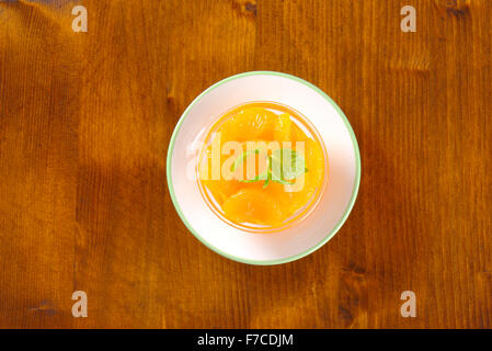 Schüssel geschälte Mandarine Segmente im hellen Sirup Stockfoto