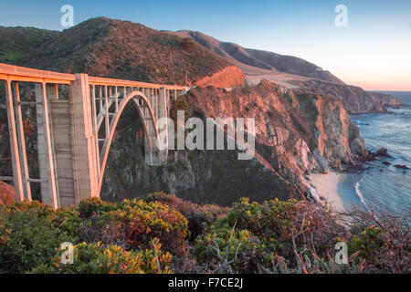 Sonnenuntergang über Bixby Bridge, Big Sur, Kalifornien Stockfoto