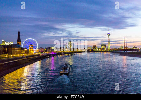 Sonnenuntergang, Dämmerung, Skyline von Düsseldorf, Deutschland, Verkehr, Schiffe auf Rhein, Stockfoto