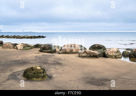 Felsiger Strand am Golf von Finnland. Sillamae, Estland Stockfoto