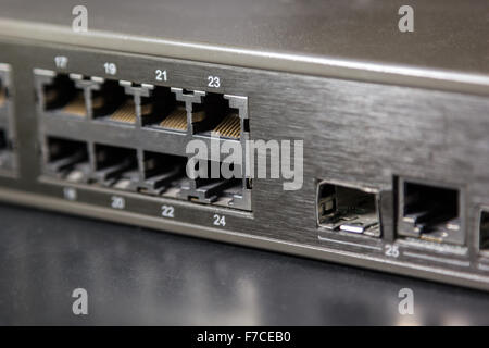 RJ45-Ports und Gbic Port am Frontpanel eines Schalters Stockfoto