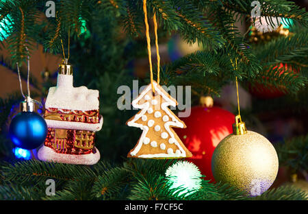 Kekse, Kugeln, Sterne und Beleuchtung Kranz auf den Weihnachtsbaum Stockfoto