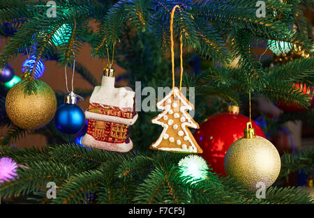 Kekse, Kugeln, Sterne und Beleuchtung Kranz auf den Weihnachtsbaum Stockfoto