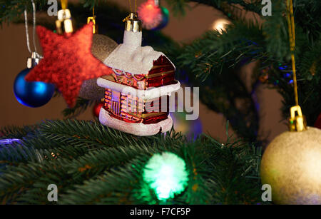 Haus, Kugeln, Sterne und Beleuchtung Kranz auf den Weihnachtsbaum Stockfoto