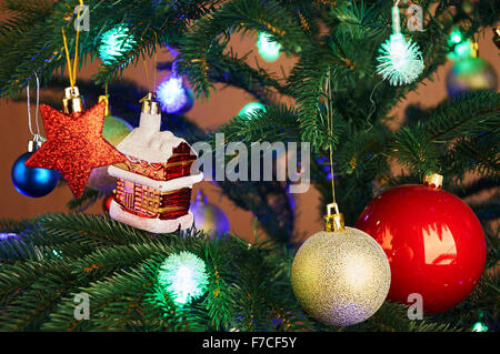 Haus, Kugeln, Sterne und Beleuchtung Kranz auf den Weihnachtsbaum Stockfoto