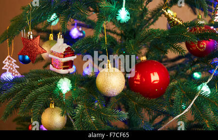 Haus, Kugeln, Sterne und Beleuchtung Kranz auf den Weihnachtsbaum Stockfoto