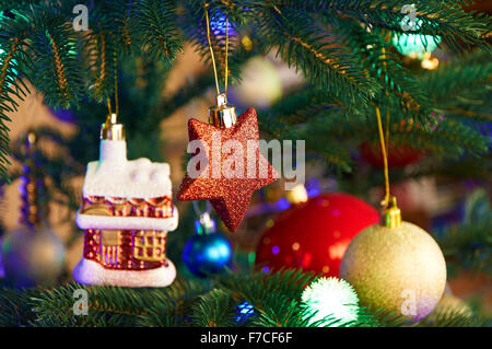 Haus, Kugeln, Sterne und Beleuchtung Kranz auf den Weihnachtsbaum Stockfoto