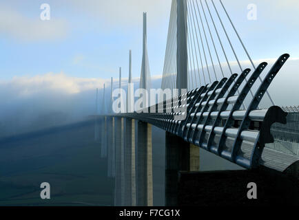 Viadukt von Millau über den Fluss Tarn Tal in der französischen Region Aveyron: der weltweit längsten und höchsten Seilbahn Hängebrücke, entworfen von Norman Foster Stockfoto