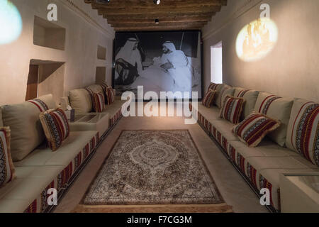 Innenraum des neuen Museums am rekonstruierten Fort Qasr Al Muwaiji in Al Ain, Vereinigte Arabische Emirate VAE Stockfoto