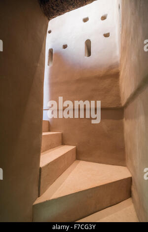 Innenraum des neuen Museums am rekonstruierten Fort Qasr Al Muwaiji in Al Ain, Vereinigte Arabische Emirate VAE Stockfoto