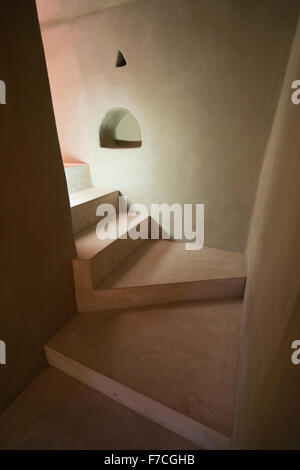 Innenraum des neuen Museums am rekonstruierten Fort Qasr Al Muwaiji in Al Ain, Vereinigte Arabische Emirate VAE Stockfoto