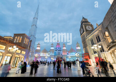 Abends Blick auf internationale Pavillons auf der Global Village 2015 in Dubai Vereinigte Arabische Emirate Stockfoto