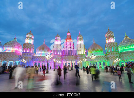 Abends Blick auf beleuchtete Tor der Welt Global Village 2015 in Dubai Vereinigte Arabische Emirate Stockfoto