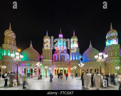 Abends Blick auf beleuchtete Tor der Welt Global Village 2015 in Dubai Vereinigte Arabische Emirate Stockfoto