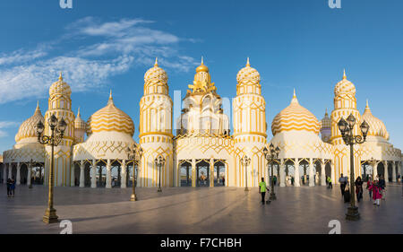 Blick auf das Tor der Welt Global Village 2015 in Dubai Vereinigte Arabische Emirate Stockfoto