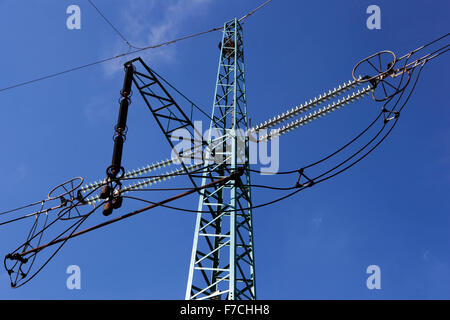 Stromleitungen gegen den blauen Himmel der Tschechischen Republik Stockfoto